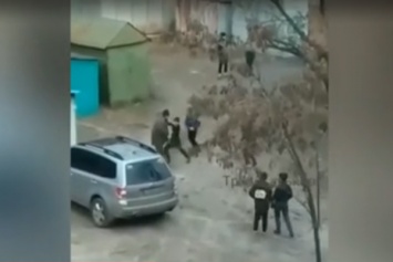 Сорвали шапку, пинали ногами: в Харькове толпа детей избила мужчину