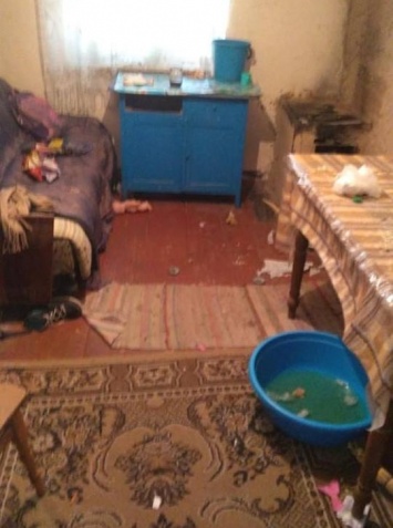 Из грязного и холодного дома в Одесской области изъяли троих детей