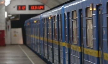 В Киеве на станции метро "Левобережная" пассажир упал под поезд
