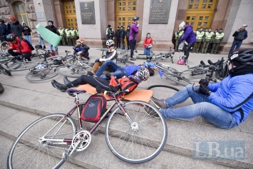 Велосипедисты провели лежащий протест возле мэрии Киева