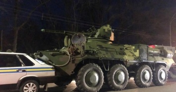 Свежеотремонтированный БТР развалил машину военной инспекции в Киеве (ВИДЕО)