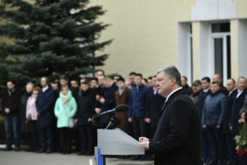 Добровольческое движение стало основой силой нового украинского войска - Президент поздравил добровольцев