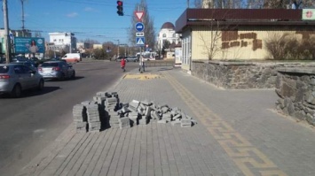 Подрядчик восстановит разрушению плитку на тротуаре улицы Садовой