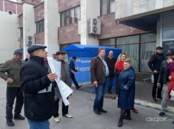 В Николаеве активисты пытались прорваться на встречу Вилкула с горожанами (фото, видео)
