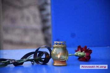В День добровольца в Николаеве возложили цветы к «Струнам памяти»