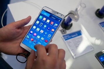 Гибкий смартфон Samsung Galaxy Fold 2 показали на рендере