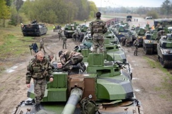 НАТО стягивает войска к границе России