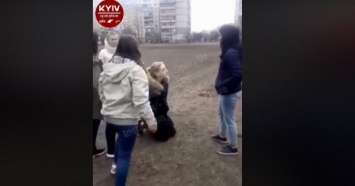 Стояла на коленях и рыдала: в Киеве школьники жестоко избили одноклассницу (ВИДЕО)