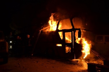 В Ровно по неизвестным причинам полностью сгорел пассажирский автобус (фото)