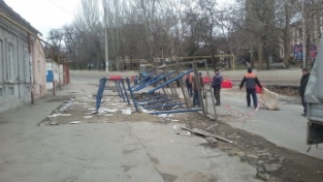 В Мелитополе демонтировали студенческую остановку - смотрите, что там будет (фото)