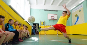 В Одессе пятиклассники на физкультуре забили девочку мячом до комы