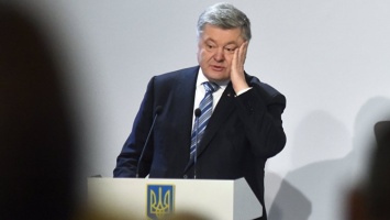 Порошенко поблагодарил военных за защиту "врага" Украины