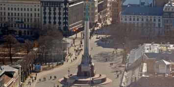 Американские солдаты помочились на памятник Свободы в Латвии