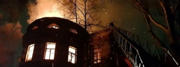 В Днепре на улице Щербаня горит заброшенная больница