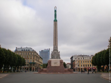 В Латвии оштрафовали двух военных США, которые справили малую нужду на монумент Свободы. Фото