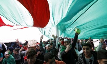 Не менее 75 демонстрантов задержаны на протестах в Алжире