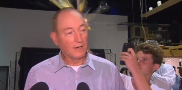 Австралийский сенатор во время объяснения причин теракта в Новой Зеландии подрался с подростком