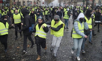 В Париже полиция применила водометы против «желтых жилетов»