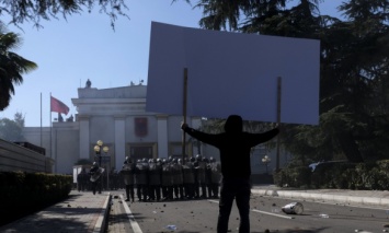 В Албании демонстранты пошли на штурм парламента