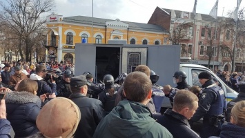 В центре Полтавы на акции "Нацкорпуса" задержали более 10 человек за броски плюшевыми игрушками