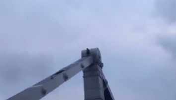 В Москве мужчина взобрался на вершину арки Крымского моста. Фото