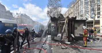 В Париже "желтые жилеты" подожгли банк с людьми внутри