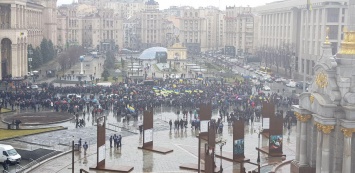 Как националисты митинговали против Порошенко и забрасывали АП свиньями. Самые яркие фото