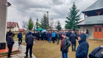 На Буковине верующие разных конфессий устроили потасовку возле храма, пришлось вмешаться полиции