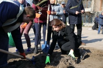 В Запорожье супруга президента взялась за лопату и грабли