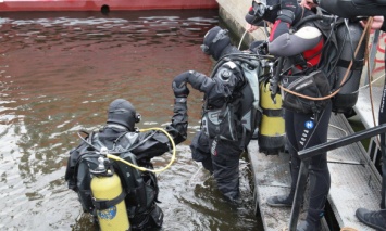 В Киеве водолазы достали из озера тело молодой девушки
