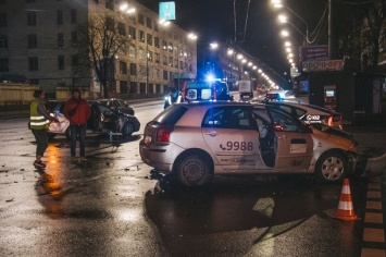 В Киеве таксист Uber устроил ДТП на светофоре