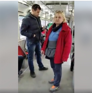 ''Дурно пахла'': водитель на Днепропетровщине выгнал женщину из трамвая и нарвался на гнев сети