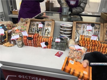 Москвичей угощают в праздник керченской рыбой и мидиями