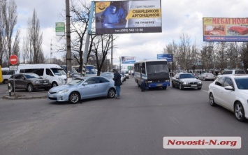 Возле Центрального автовокзала столкнулись автомобиль и маршрутка