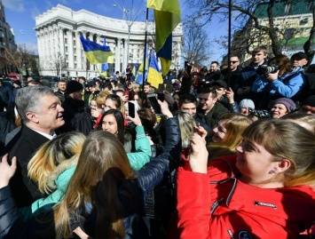 Иду в президенты завершить начатое и не дать потерять выстраданное украинцами, - Порошенко
