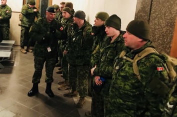 Канада продлит пребывание военных инструкторов в Украине - Reuters