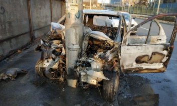 В Киеве Renault врезался в электроопору и сгорел дотла, водителя госпитализировали