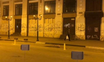 В Одессе вандалы разрисовали стену Русского драмтеатра