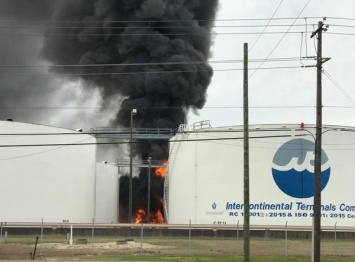 В Техасе загорелся резервуар с нефтью, спасатели просят людей не выходить на улицу. Видео