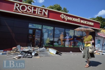 В Киеве подожгли магазин "Рошен" возле станции метро "Героев Днепра"