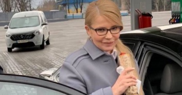 «Кушать хочется»: Тимошенко застукали с сосиской, сеть взорвалась шутками и мемами
