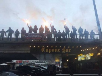 Днепряне зажгли фаеры на Новом мосту в память о погибшем герое