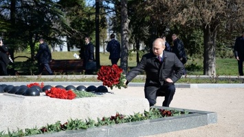 Путин посетил в Севастополе "Малахов курган" и пообщался с ветеранами