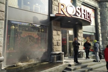 В центре Киева подожгли магазин "Рошен"