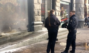 В Киеве в магазин Roshen на Крещатике бросили взрывпакет