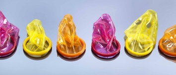 Трое подростков изобрели "умные" презервативы-индикаторы, меняющие цвет