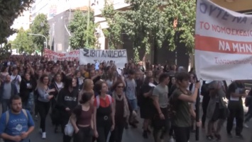 Забросали коктейлями Молотова: в Афинах произошли стычки студентов с полицией