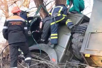 В Кривом Роге грузовик слетел с моста и врезался в дерево: шофера зажало в кабине