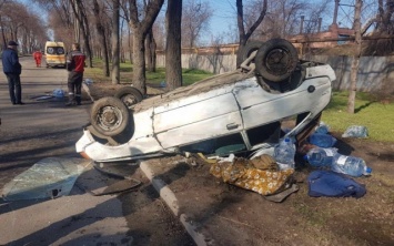 В Запорожье перевернулся автомобиль, пострадала 22-летняя девушка