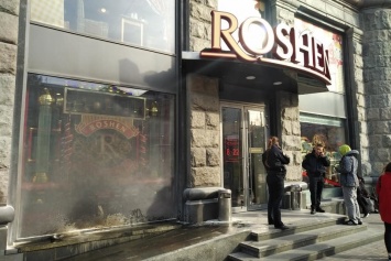 Бросили "коктейль Молотова": в центре Киева подожгли магазин Roshen